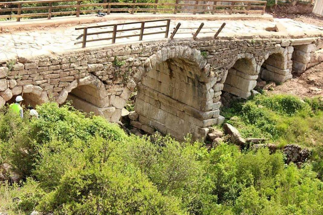 Tepki çeken restorasyon: 2 bin yıllık Roma köprüsüne beton bloklar koydular 1